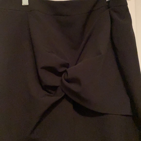 Size 14 Tahari black skirt - Picture 2 of 4